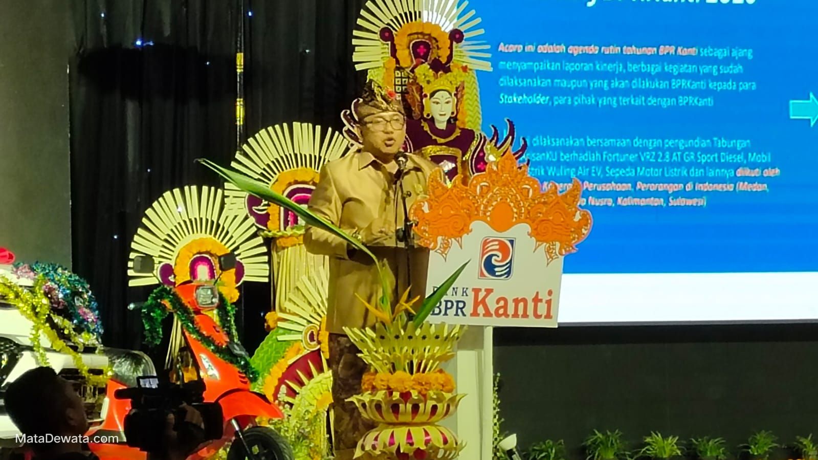 podiumnews.com-BPR Kanti Berikan Kerta Bali Nugraha untuk Desa Adat 